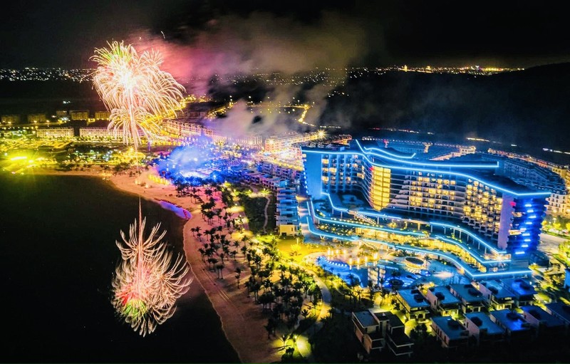 Pháo hoa đêm Lễ hội Văn hóa dân gian biển đảo Việt Nam và Khai mạc Lễ hội biển Đồ Sơn 2023 thu hút đông đảo du khách tham dự