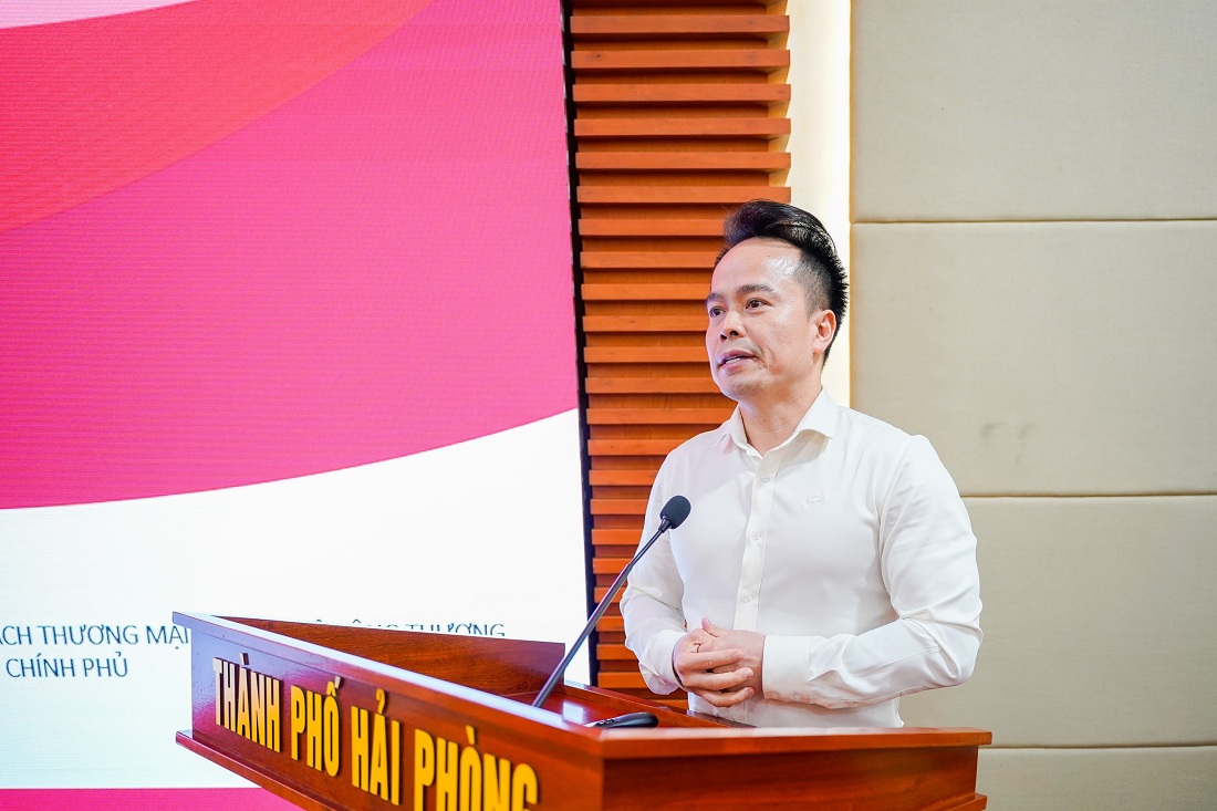 Ông Ngô Chung Khanh, Phó Vụ trưởng Vụ Chính sách Thương mại Đa biên Bộ Công Thương trình bày định hướng và giải pháp giúp các doanh nghiệp tận dụng tối đa cơ hội từ các Hiệp định thương mại tự do (FTA)