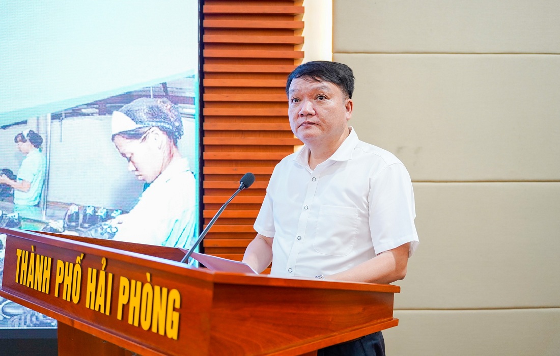 Ông Nguyễn Công Hân, Phó Giám đốc sở Công thương Hải Phòng báo cáo về thực trạng phát triển ngành Da giày của Thành phố trong những năm gần đây