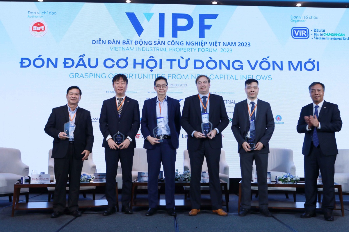 Các diễn giả của Phiên 1 “Nhận diện các dòng vốn mới” của Diễn đàn bất động sản công nghiệp Việt Nam 2023 nhận kỷ niệm chương của Ban Tổ chức