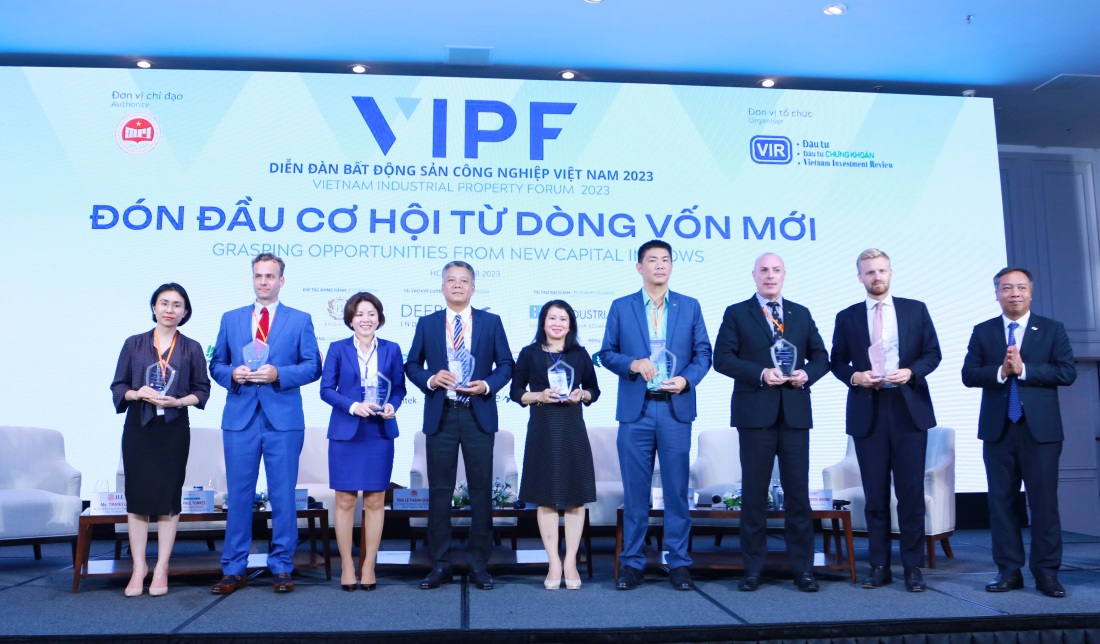 Các diễn giả của Phiên 2 “Nắm bắt cơ hội” của Diễn đàn bất động sản công nghiệp Việt Nam 2023 nhận kỷ niệm chương của Ban Tổ chức