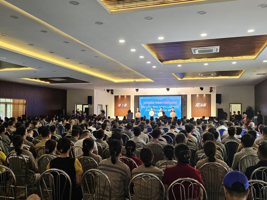 Chương trình biểu diễn văn nghệ cho 500 công nhân lao động tại Công ty CP luyện thép cao cấp Việt Nhật (KCN Nam Cầu Kiền)