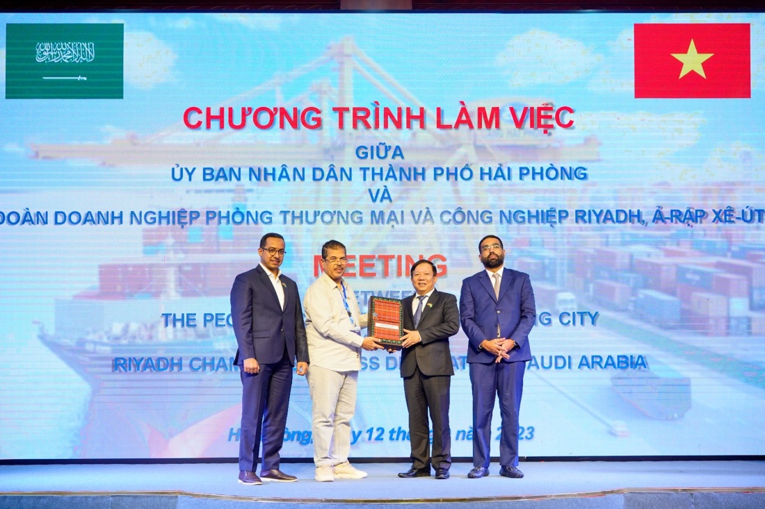 Ông Nguyễn Đức Thọ, Phó chủ tịch UBND TP. Hải Phòng trao quà lưu niệm cho đại diện đoàn doanh nghiệp Saudi Arabia