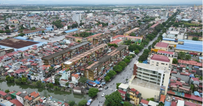 Toàn cảnh 10 dãy chung cư ở phường Vạn Mỹ trên đường Đà Nẵng. Ảnh: LT
