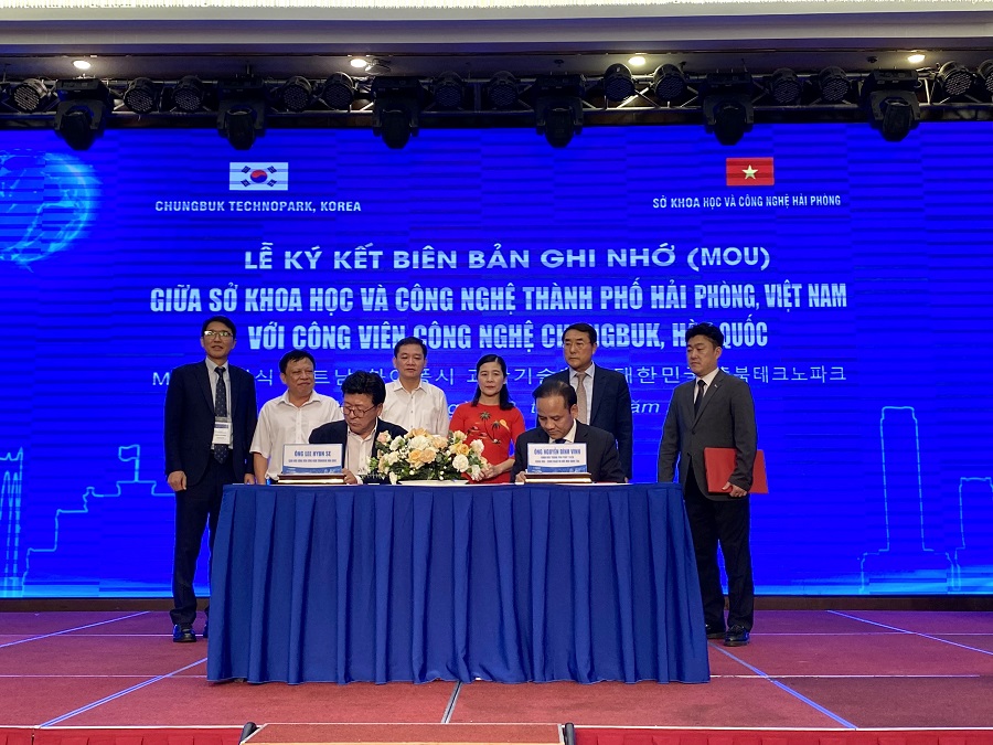 Đại diện Trung tâm Phát triển KHCN và đổi mới sáng tạo (thuộc Sở KHCN) và Ban hỗ trợ doanh nghiệp (thuộc Công viên Công nghệ Chungbuk) ký kết hợp đồng về phát triển thị trường KHCN và hỗ trợ khởi nghiệp đổi mới sáng tạo tại hai địa phương
