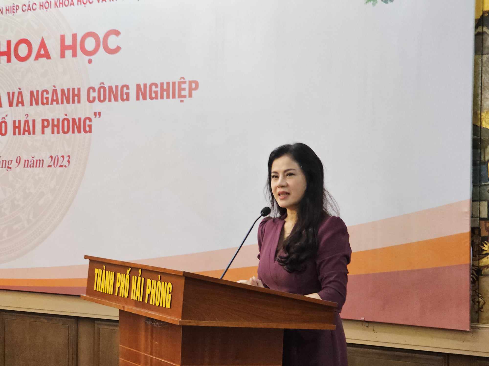 Bà Trần Thị Hoàng Mai, Giám đốc Sở Văn hóa và Thể thao Hải Phòng trình bày một số nét tổng quan về văn hóa Hải Phòng