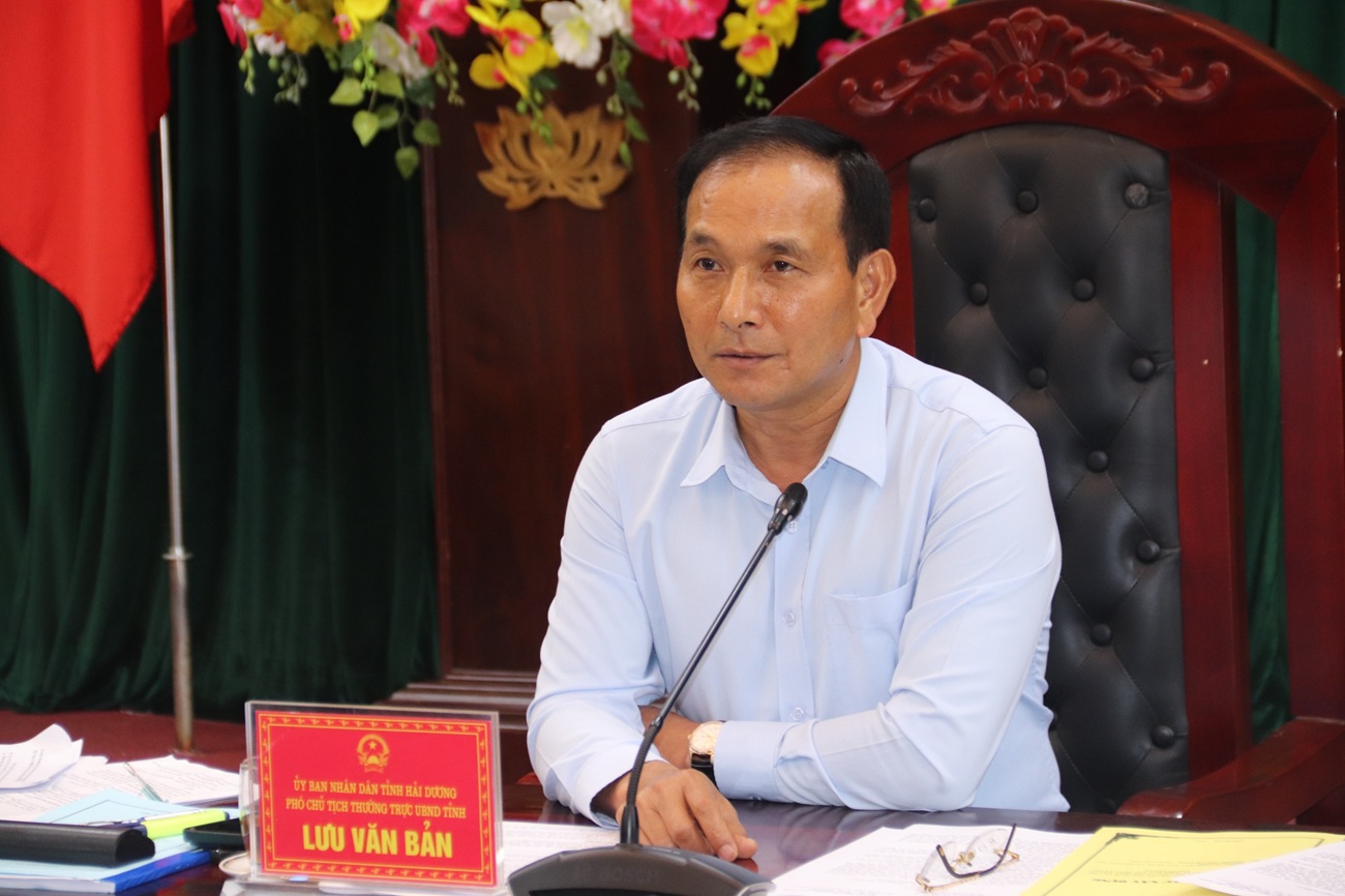 Ông Lưu Văn Bản, Phó Chủ tịch Thường trực UBND tỉnh Hải Dương chủ trì phiên họp thường kỳ tháng 10 (lần 5) của UBND tỉnh. Ảnh: NM