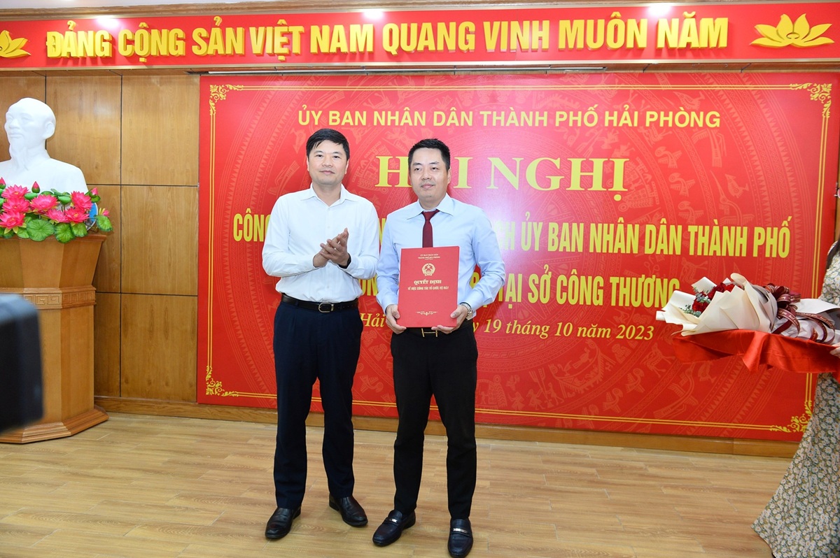 Ông Hoàng Minh Cường, Phó chủ tịch UBND TP. Hải Phòng trao Quyết định cho ông Phạm Tuấn Hải, tân Phó giám đốc Sở Công thương