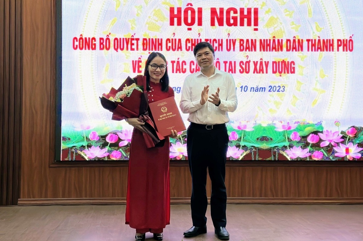 Ông Hoàng Minh Cường, Phó chủ tịch UBND TP. Hải Phòng trao Quyết định và tặng hoa chúc mừng bà Đồng Thị Vân, tân Phó Giám đốc Sở Xây dựng