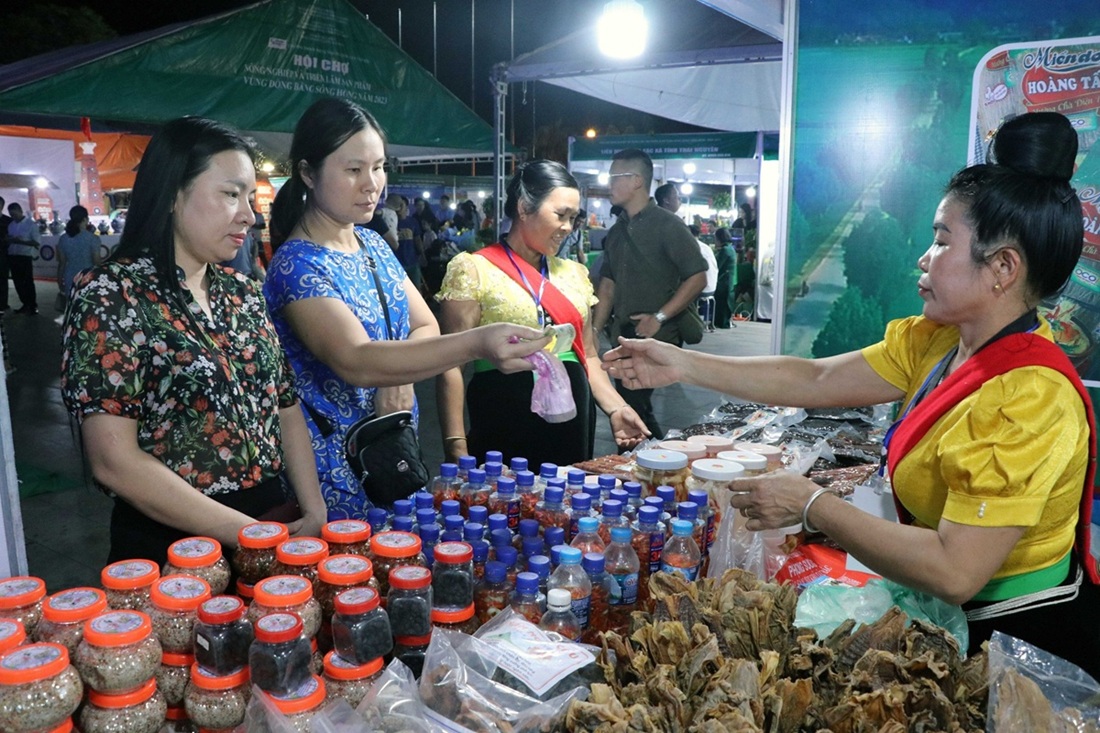 Người dân đến tham quan và mua sắm tại các gian hàng