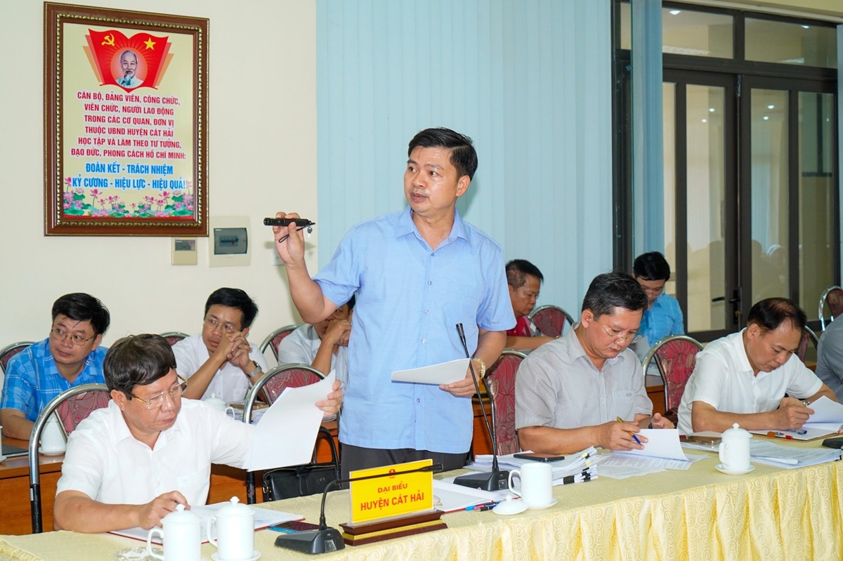 Ông Bùi Tuấn Mạnh, Chủ tịch UBND huyện Cát Hải báo cáo tại cuộc làm việc. Ảnh: Thanh Sơn