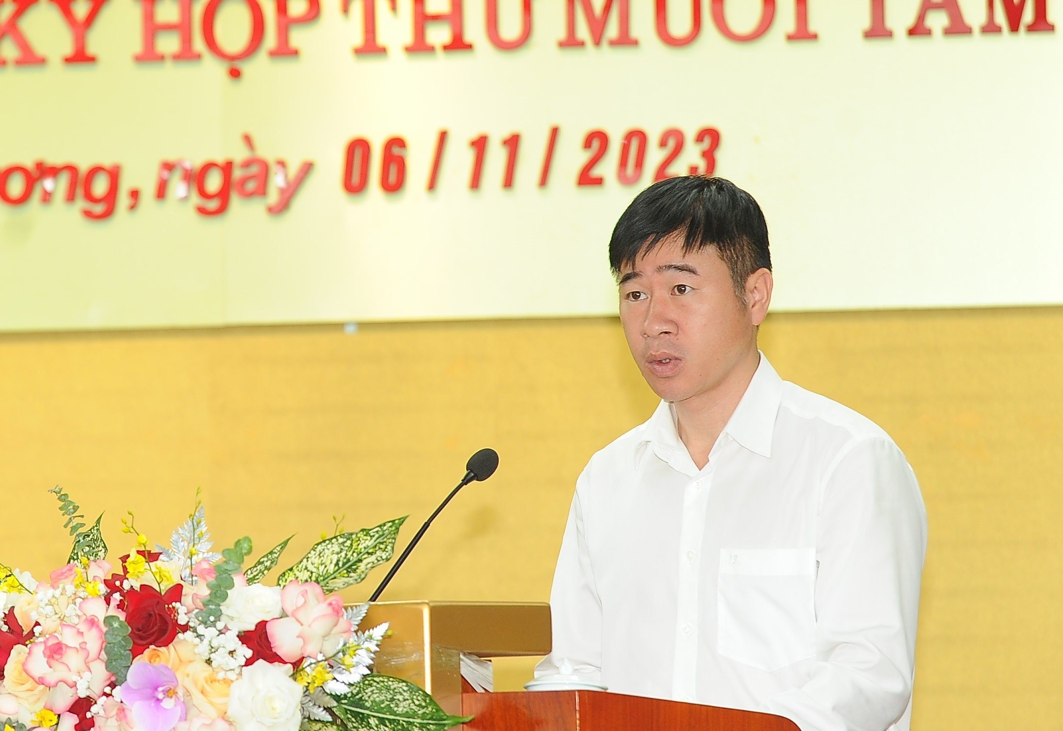 Ông Lê Hồng Diên, Giám đốc Sở Kế hoạch và Đầu tư Hải Dương đọc dự thảo nghị quyết. Ảnh: Thành Chung