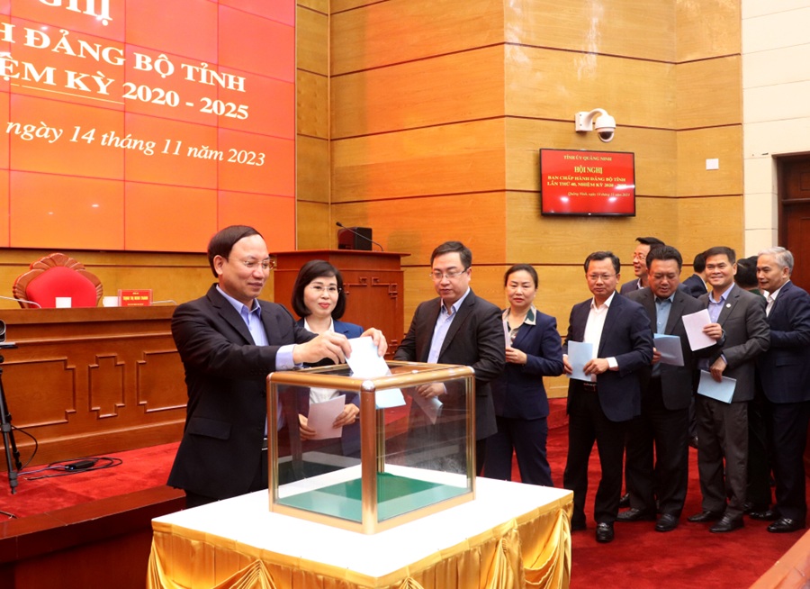 Các đại biểu bỏ phiếu giới thiệu nhân sự kiện toàn các chức danh Chủ tịch UBND tỉnh và Trưởng Đoàn ĐBQH tỉnh Quảng Ninh. Ảnh: Thu Chung
