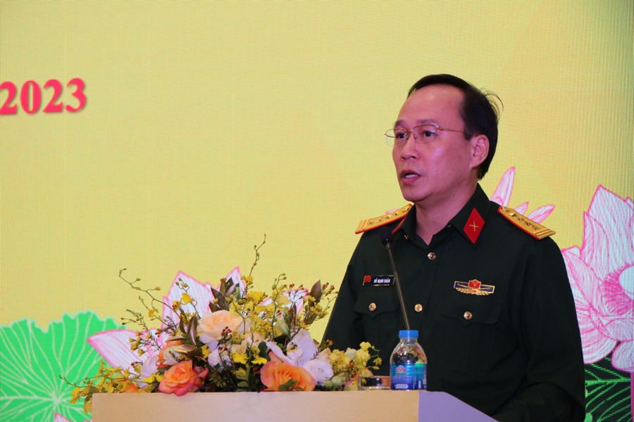 Đại tá Đỗ Mạnh Khảm, Tổng Giám đốc Tổng công ty Đông Bắc báo cáo tại hội nghị. Ảnh: Thu Chung