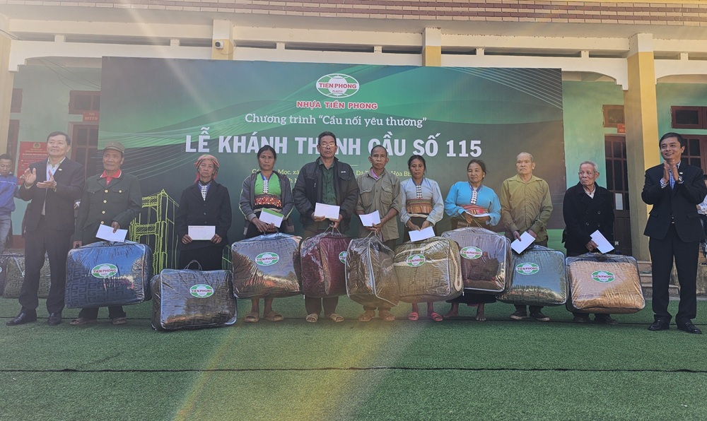 Công ty Nhựa Tiền Phong cùng các nhà tài trợ đã trao tặng 60 suất quà cho 60 hộ dân có hoàn cảnh khó khăn, gia đình có công với Cách mạng