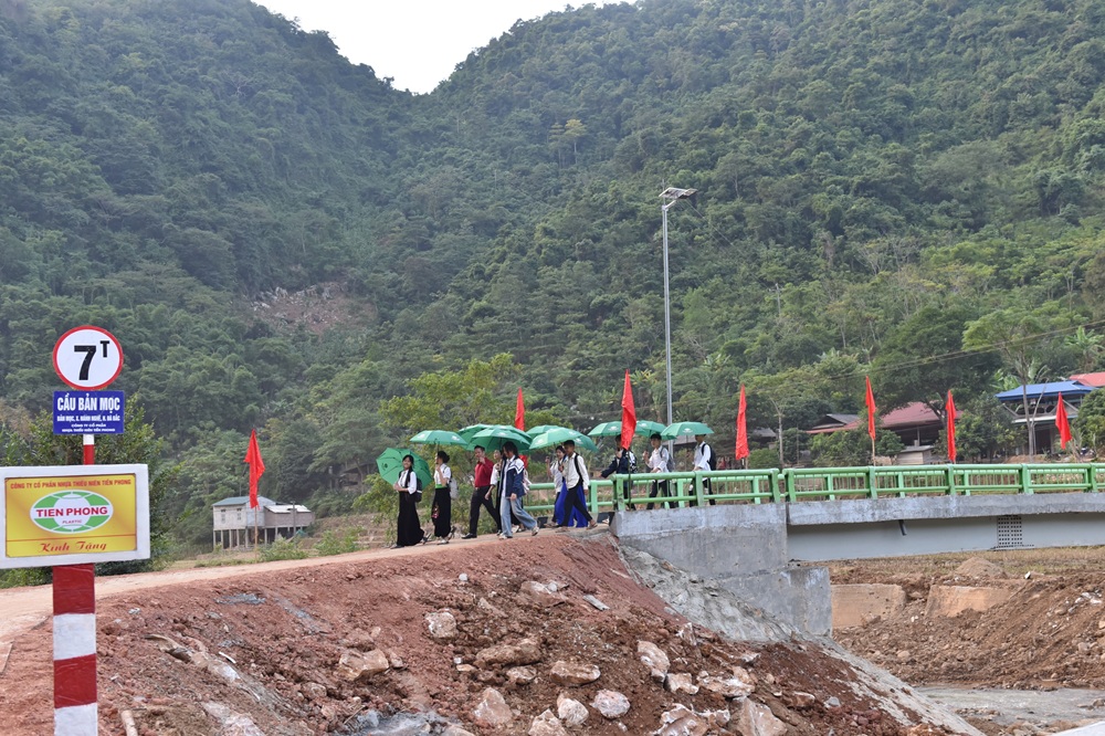Niềm hân hoan của người dân và các em học sinh khi đi trên cây cầu mới