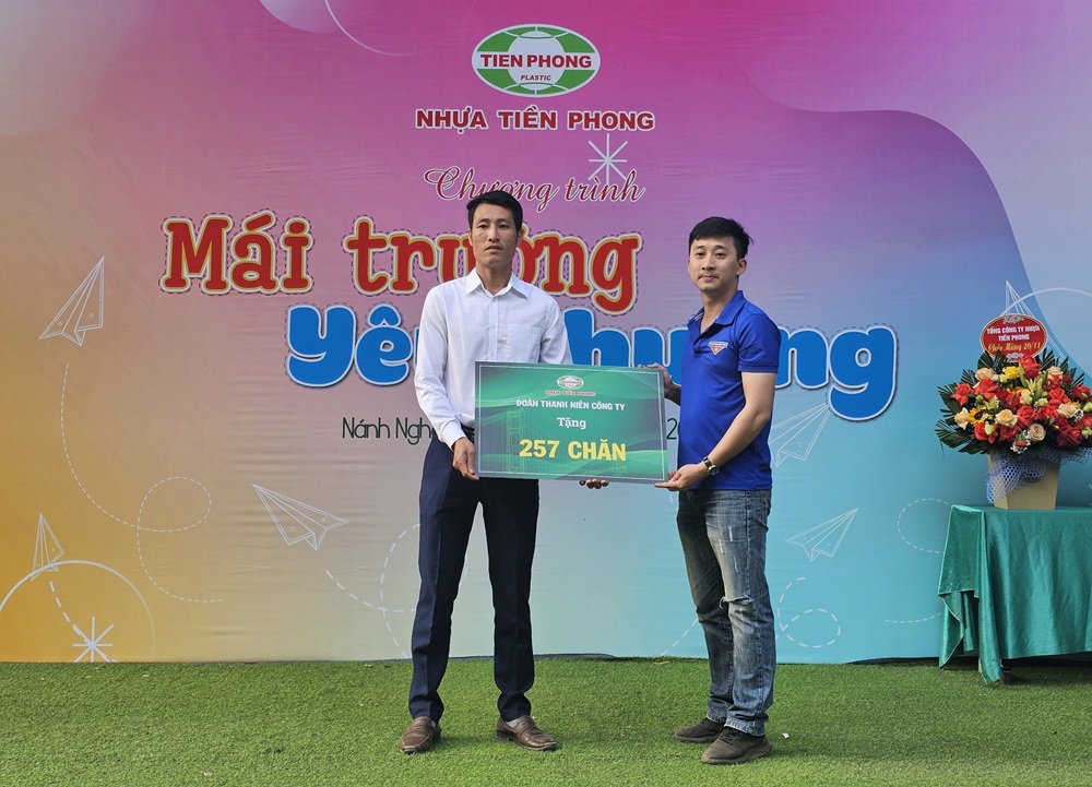 Đoàn thanh niên Công ty Nhựa Tiền Phong cũng đã tặng 257 chiếc chăn cho tất cả học sinh của Trường phổ thông Dân tộc Bán trú và Tiểu học, Trung học cở sở Đồng Nghê