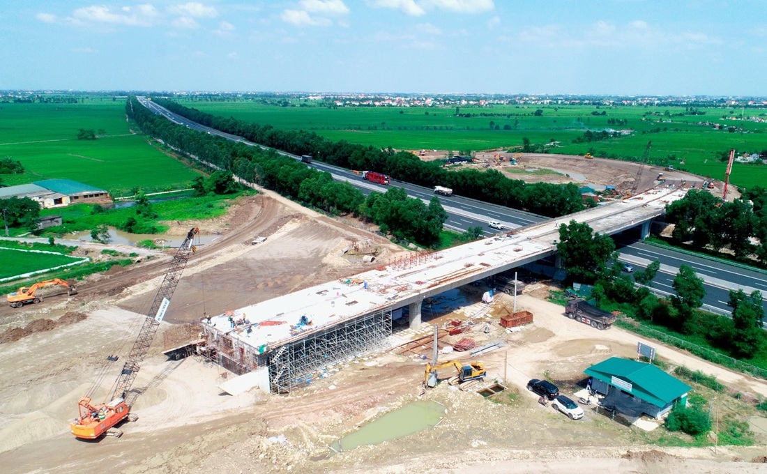 Công trường nút giao cao tốc Hà Nội - Hải Phòng tại huyện Bình Giang. Ảnh: Thành Chung