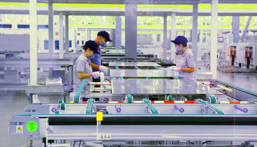 Dự án Công nghệ tế bào quang điện Jinko Solar PV Việt Nam chính thức đi vào sản xuất kinh doanh từ tháng 10.2023, hoàn thiện chuỗi dây chuyền sản xuất tấm quang năng quy mô lớn trên địa bàn Quảng Ninh. Ảnh - baoquangninh.vn