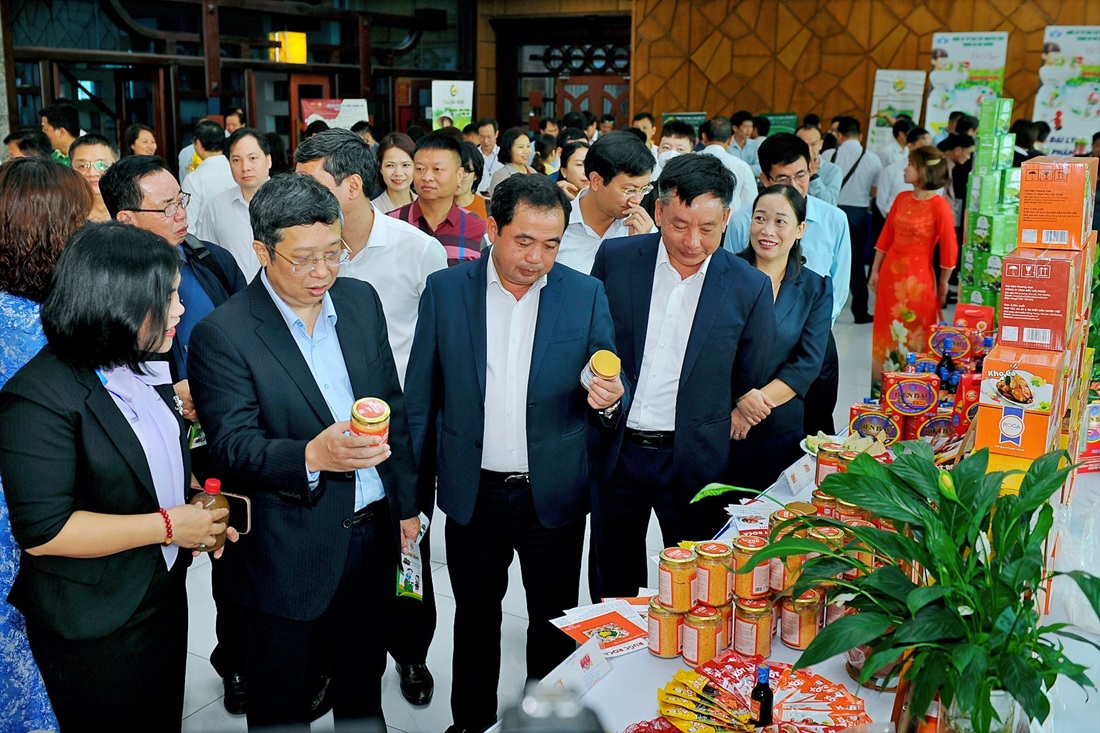 Các đại biểu tham quan gian hàng trưng bày sản phẩm của Hải Dương tại Trung tâm Văn hoá xứ Đông, Hải Dương