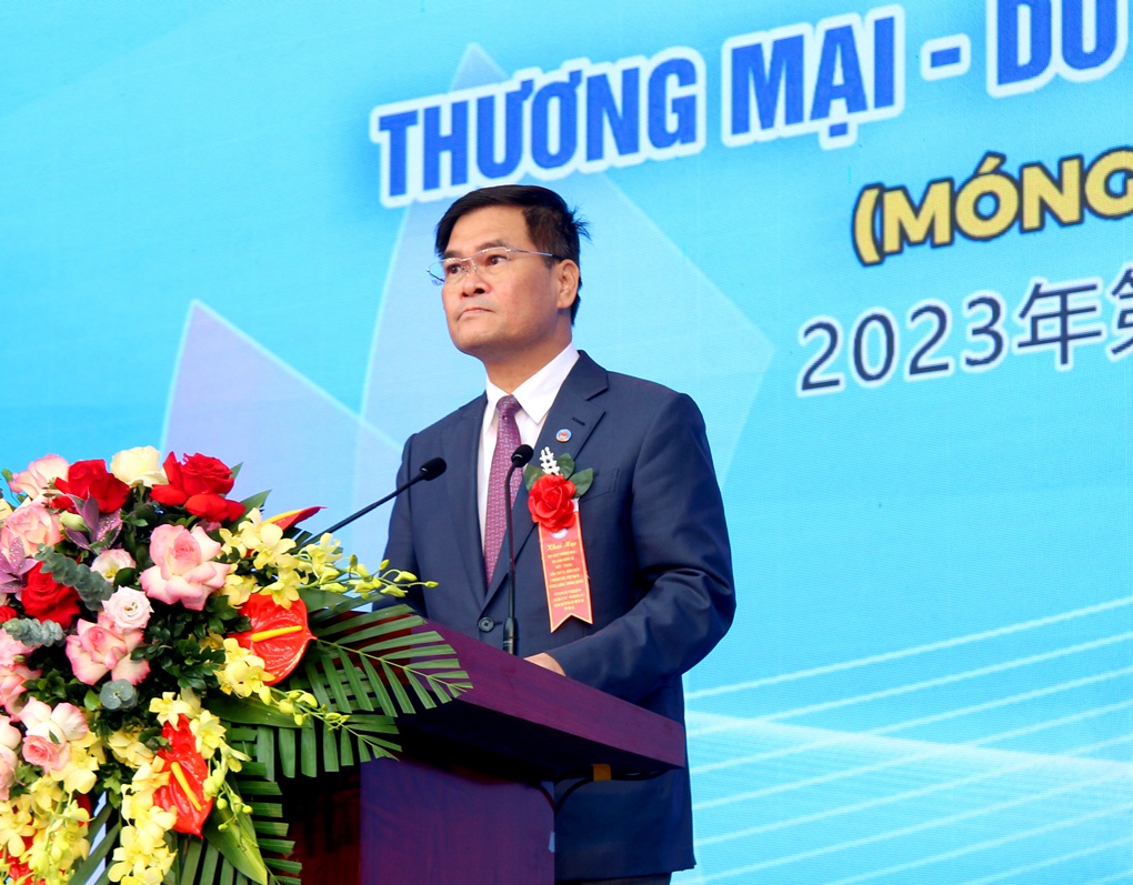 Ông Bùi Văn Khắng, Phó chủ tịch UBND tỉnh Quảng Ninh phát biểu tại Lễ khai mạc