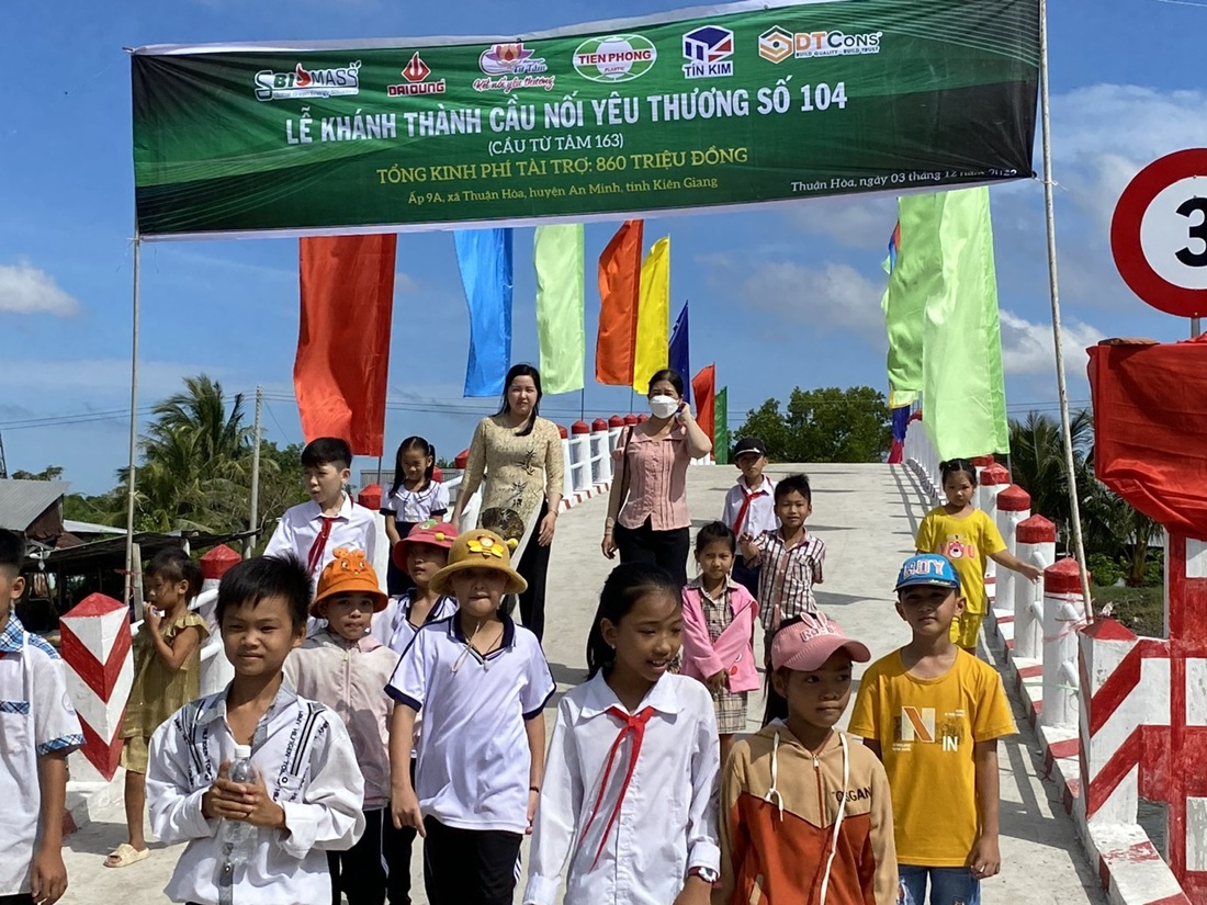 Niềm vui của các em học sinh ấp 9A, xã Thuận Hòa, huyện An Minh, tỉnh Kiên Giang khi đi trên cây cầu mới. Ảnh: Huy Tự