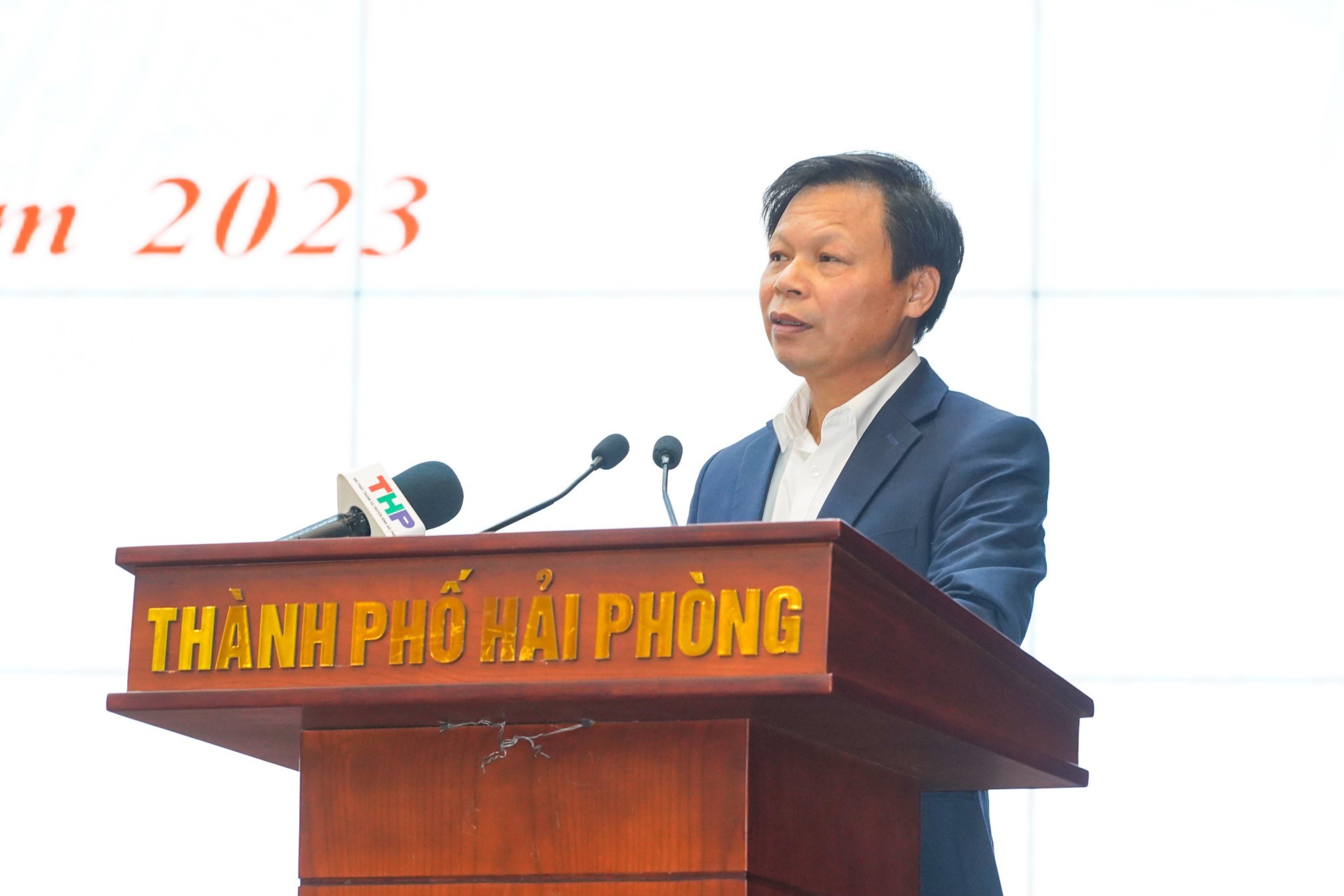 Ông Trần Văn Toan, Bí thư Đảng ủy Công ty TNHH MTV Xi măng Vicem Hải Phòng phát biểu tại Hội nghị
