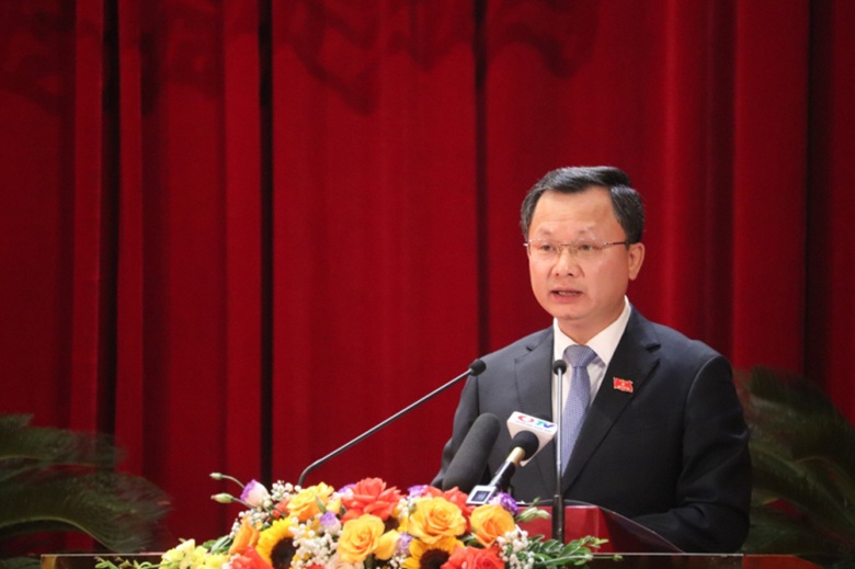 Ông Cao Tường Huy, Quyền Chủ tịch UBND tỉnh Quảng Ninh báo cáo tình hình kinh tế - xã hội và công tác chỉ đạo, điều hành của UBND tỉnh tại Kỳ họp. Ảnh: Đỗ Phương