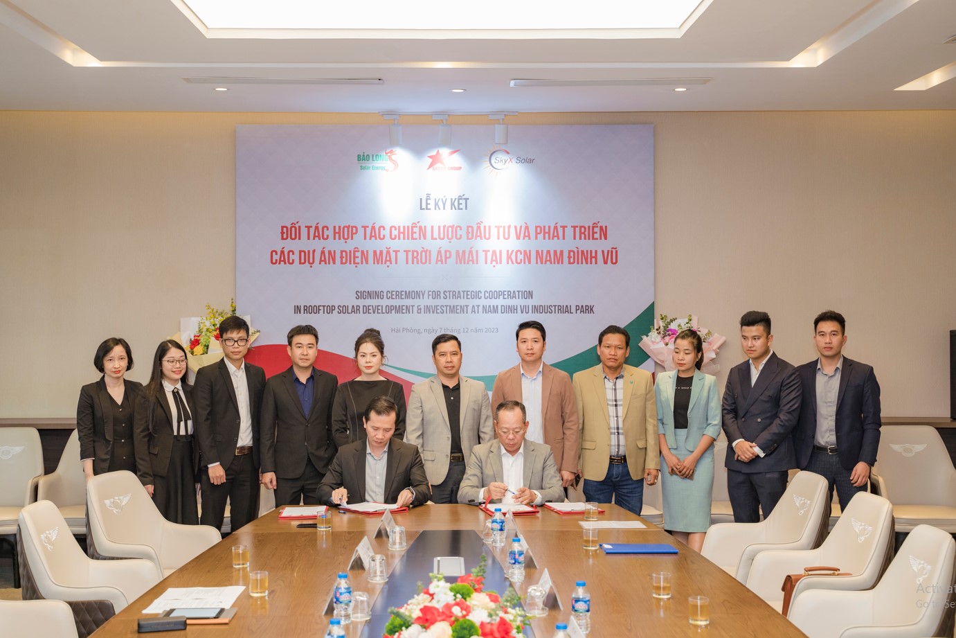 Ông Nguyễn Thành Phương, Tổng giám đốc Tập đoàn Sao Đỏ và Ông Đào Du Dương, Tổng giám đốc Công ty Bảo Long Solar ký kết hợp tác đầu tư điện mặt trời áp mái tại KCN Nam Đình Vũ