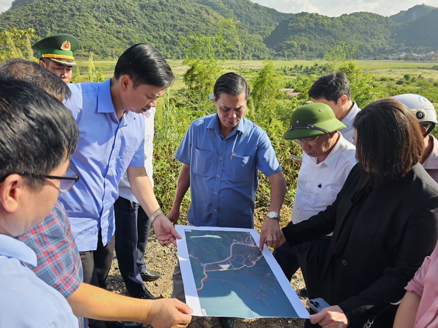 Lãnh đạo Thành phố kiểm tra thực địa về công tác quản lý đất đai và triển khai một số Dự án trên địa bàn huyện Cát Hải ngày 3/11