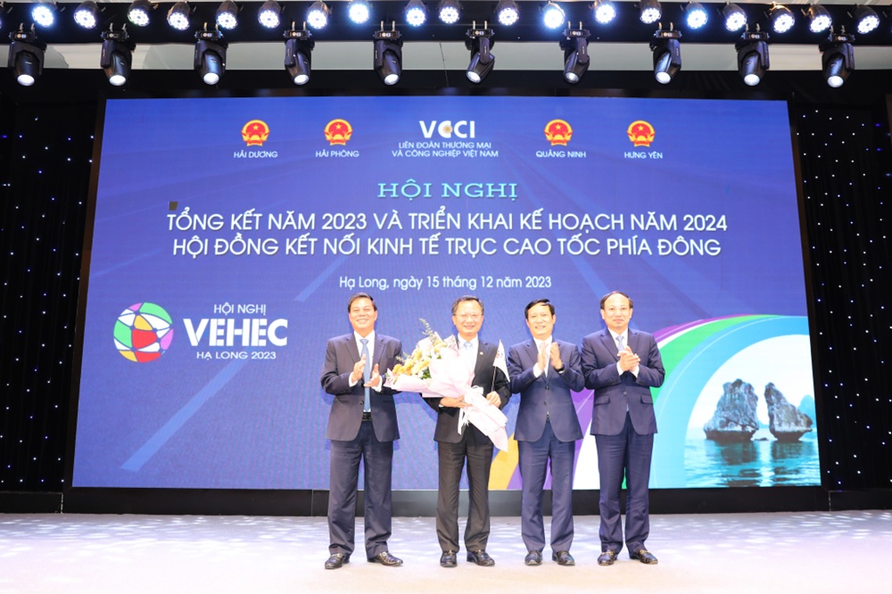 Ông Cao Tường Huy, Chủ tịch UBND tỉnh Quảng Ninh thay mặt tỉnh Quảng Ninh nhận nhiệm vụ Chủ tịch VEHEC luân phiên năm 2024