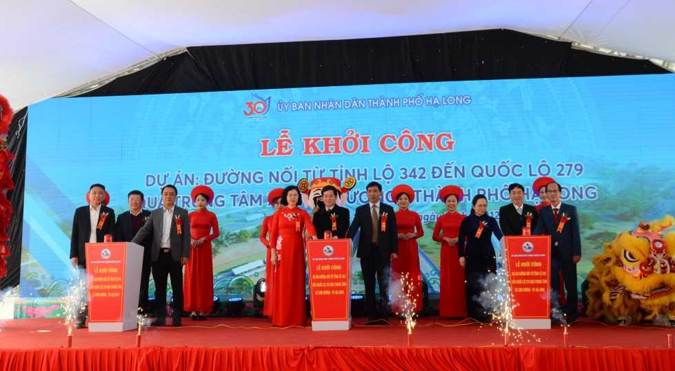 Các đại biểu thực hiện nghi thức khởi công Dự án Đường nối từ tỉnh lộ 342 đến QL279 qua trung tâm xã Sơn Dương. Ảnh - Cổng thông tin điện tử tỉnh Quảng Ninh