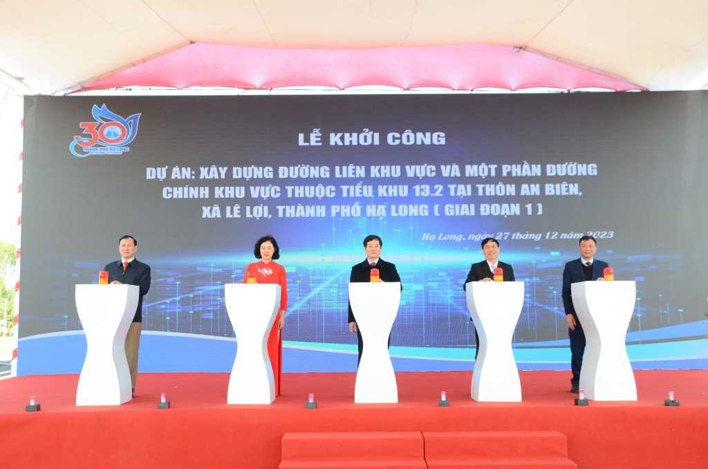 Các đại biểu thực hiện nghi thức khởi công Dự án Đường vào đền thờ Vua Lê (xã Lê Lợi). Ảnh- Cổng thông tin điện tử tỉnh Quảng Ninh