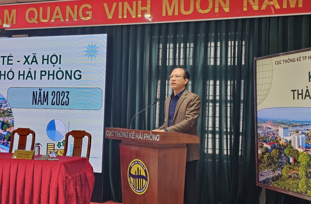 Ông Lê Gia Phong, Cục trưởng Cục Thống kê Hải Phòng thông tin tại cuộc họp báo