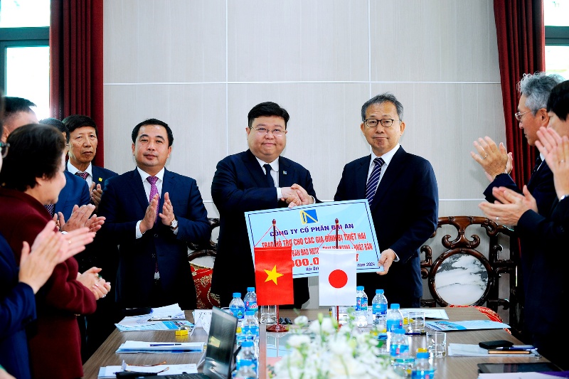 Đại diện chủ đầu tư khu công nghiệp Đại An nhờ Đại sứ quán Nhật Bản tại Việt Nam chuyển món quà hỗ trợ các gia đình bị ảnh hưởng bởi trận động đất hồi đầu tháng 1 vừa qua