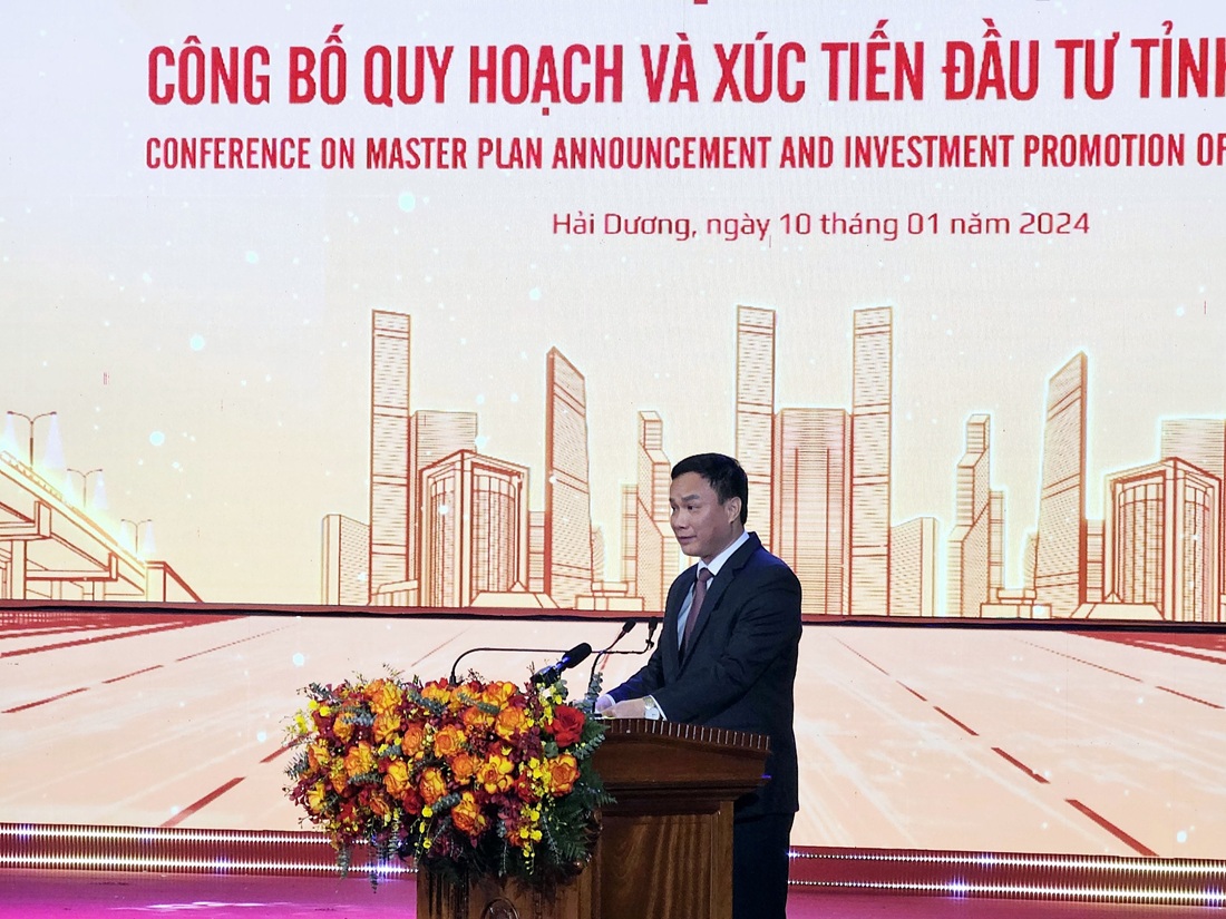 Ông Triệu Thế Hùng, Chủ tịch UBND tỉnh Hải Dương đọc Quyết định số 1639.QĐ-TTg của Thủ tướng Chính phủ phê duyệt Quy hoạch tỉnh Hải Dương thời kỳ 2021 - 2030, tầm nhìn đến năm 2050