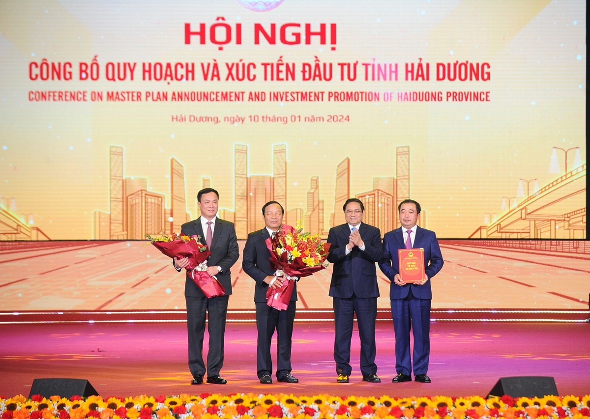 Thủ tướng Chính phủ Phạm Minh Chính trao quyết định phê duyệt quy hoạch tỉnh Hải Dương thời kỳ 2021-2030, tầm nhìn đến năm 2050 cho lãnh đạo tỉnh Hải Dương