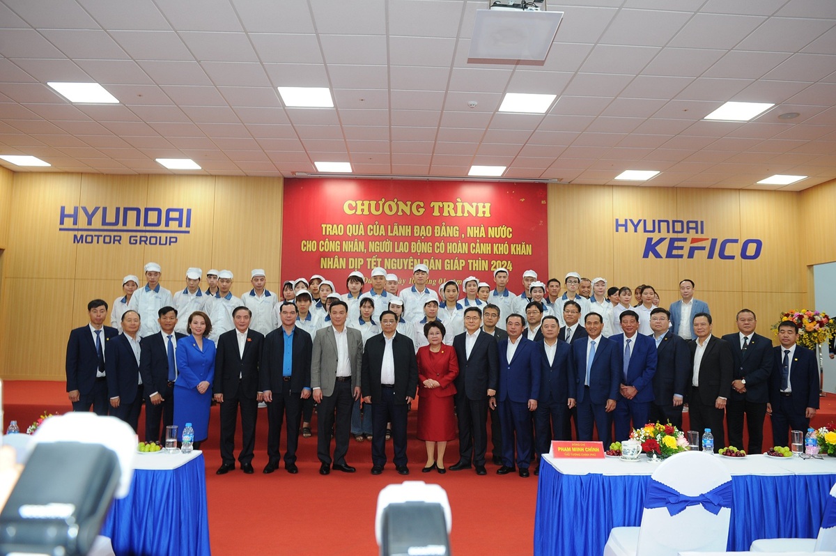 Thủ tướng Chính phủ cùng đoàn công tác Chính phủ, lãnh đạo tỉnh Hải Dương chụp ảnh lưu niệm cùng chủ đầu tư khu công nghiệp Đại An, Công ty TNHH Hyundai Kefico và người lao động