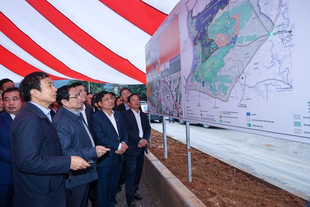 Thủ tướng Phạm Minh Chính nghe báo cáo về Dự án cải tạo, xây dựng khu du lịch sinh thái hồ Thanh Long. Ảnh: VGP/Nhật Bắc