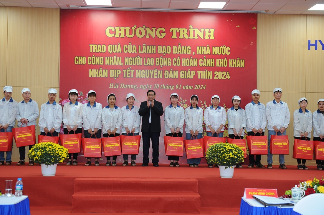 Tại Công ty TNHH Hyundai Kefico Việt Nam, Thủ tướng Chính phủ Phạm Minh Chính tặng quà cho 20 công nhân, người lao động hoàn cảnh khó khăn