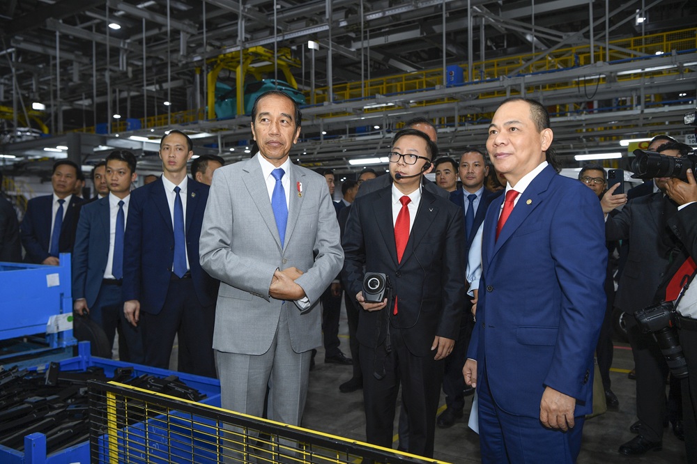 Lãnh đạo Tập đoàn Vingroup giới thiệu với Tổng thống Indonesia về công nghệ sản xuất xe ô tô VinFast