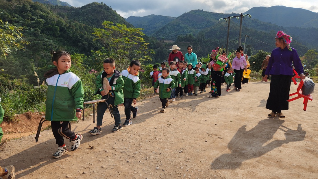 Các em học sinh mặc áo do Nhựa Tiền Phong trao tặng