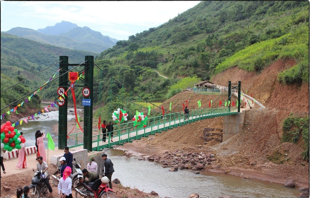 Cầu treo dân sinh bắc qua con suối nối liền bản Nà Ui với xã Nậm Sỏ. Ảnh: Thanh Tân