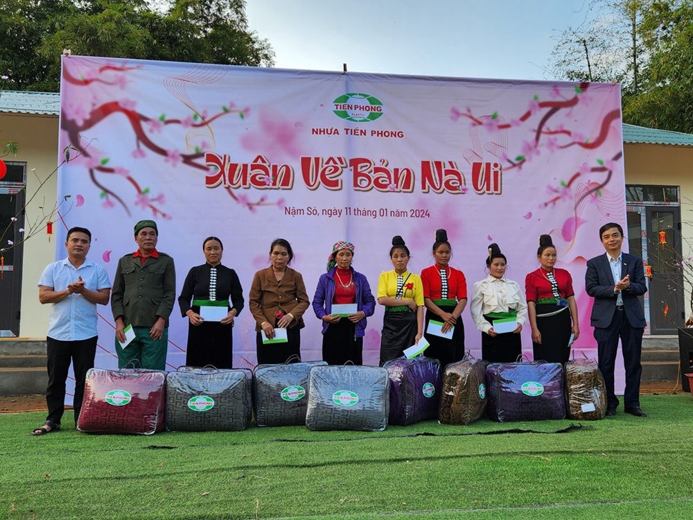Nhựa Tiền Phong tặng 20 suất quà cho hộ dân khó khăn của bản Nà Ui với mong muốn mang Xuân mới ấm áp, đầy đủ cho bà con