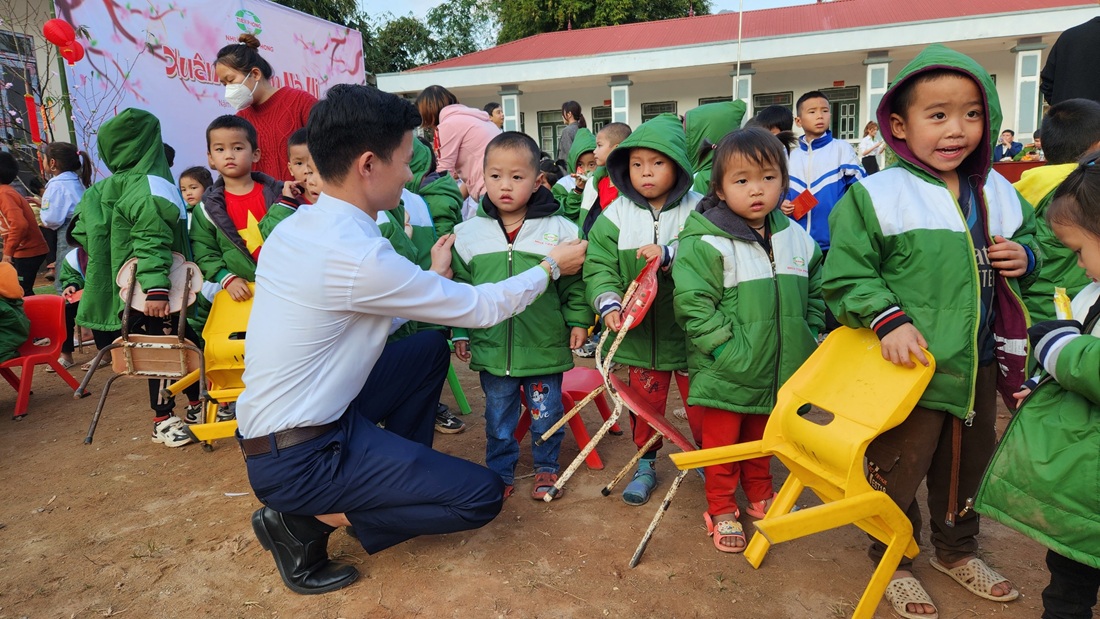 Nhựa Tiền Phong trao tặng 100 chiếc áo ấm cho toàn bộ học sinh điểm trường Nà Ui