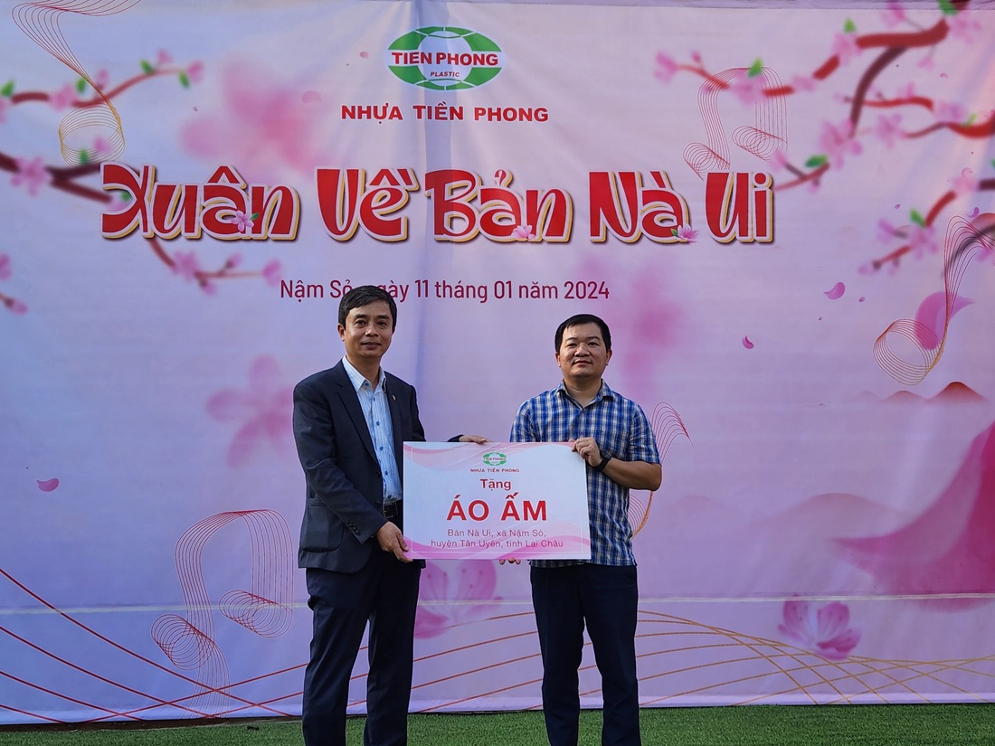 Ông Trần Ngọc Bảo, Thành viên HĐQT, Phó Tổng giám đốc Nhựa Tiền Phong trao tặng biểu trưng phần quà