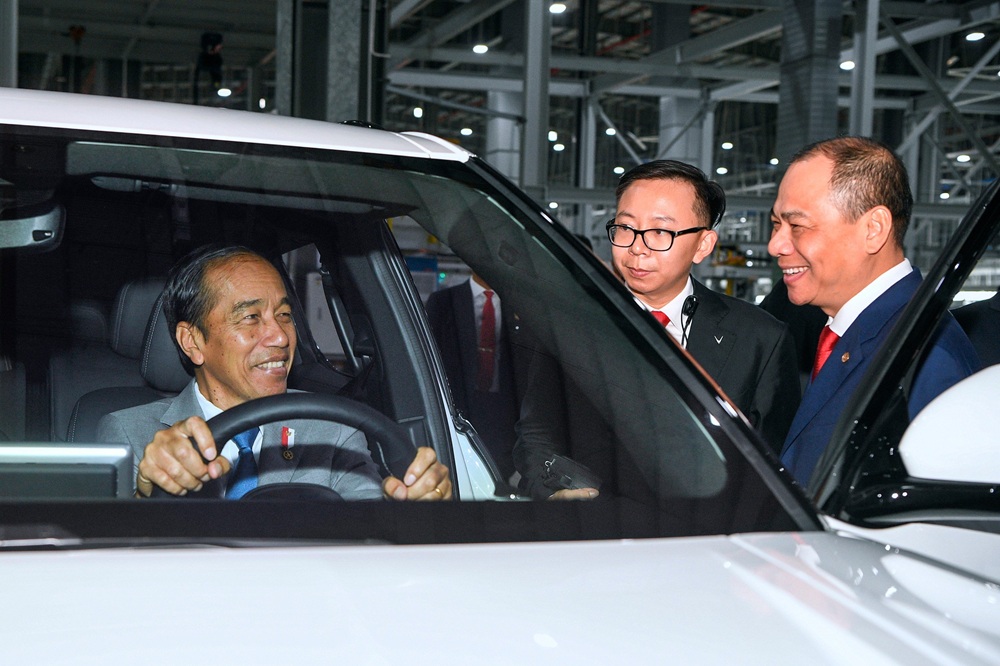 Tổng thống Indonesia ngồi thử ghế lái xe VF9 tại nhà máy lắp ráp ở Hải Phòng