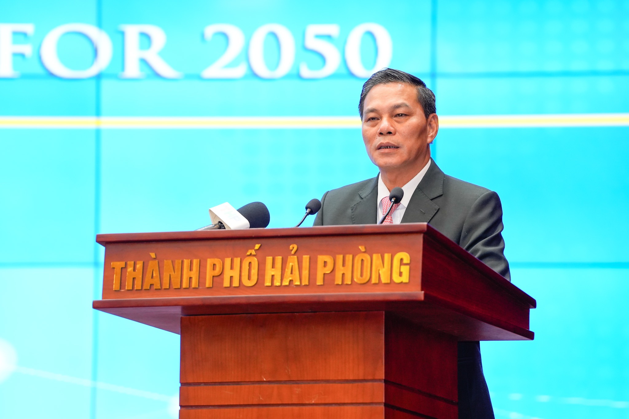 Ông Nguyễn Văn Tùng, Chủ tịch UBND TP. Hải Phòng tiếp thu ý kiến chỉ đạo của Phó Thủ tướng Trần Hồng Hà và phát biểu bế mạc Hội nghị