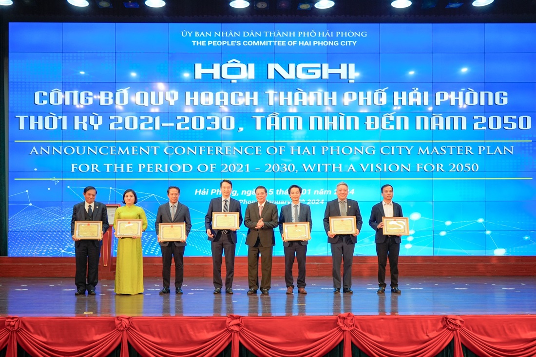 Ông Nguyễn Văn Tùng, Chủ tịch UBND TP. Hải Phòng trao thưởng cấp Thành phố cho các tập thể, cá nhân có thành tích trong công tác lập Quy hoạch Thành phố