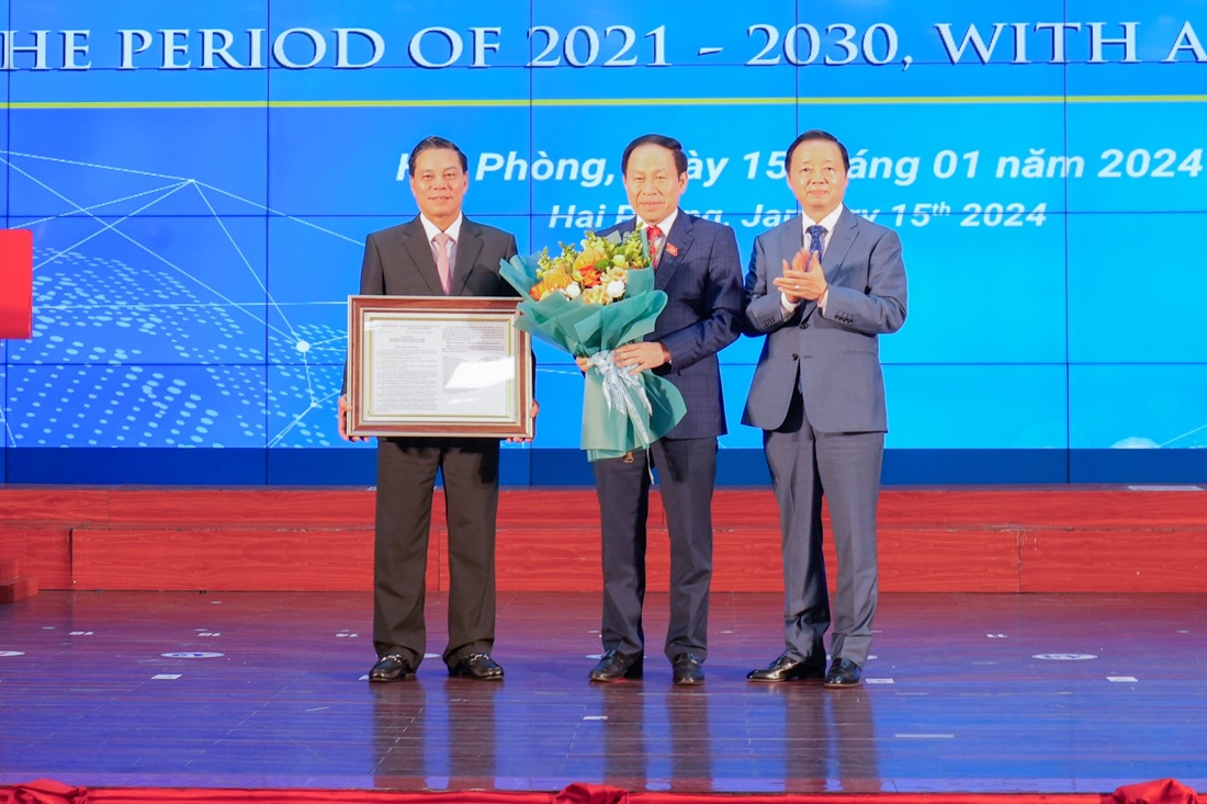 Phó Thủ tướng Chính phủ Trần Hồng Hà trao Quyết định phê duyệt Quy hoạch Thành phố Hải Phòng thời kỳ 2021 – 2030, tầm nhìn đến năm 2050 cho lãnh đạo TP. Hải Phòng